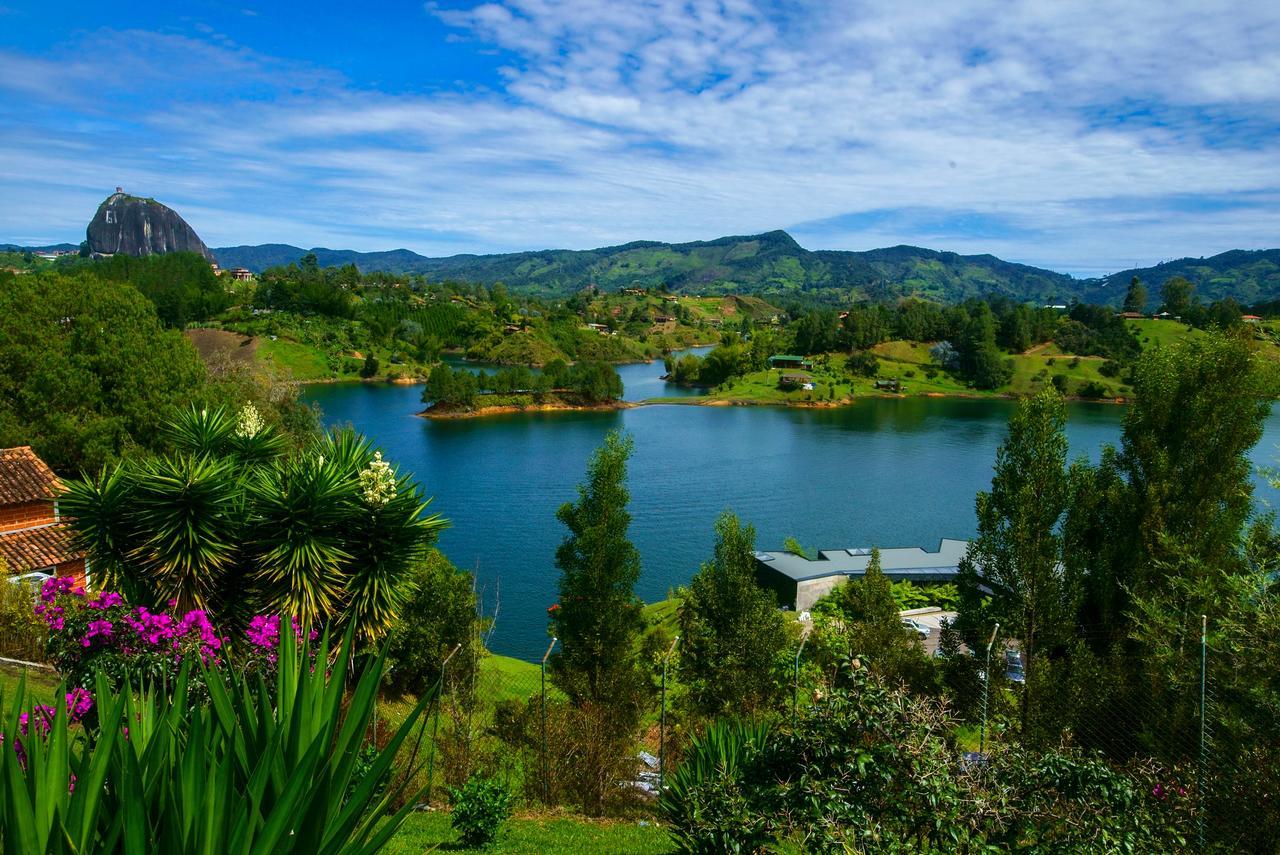Happy Buddha Hostel & Lodge Guatape Bagian luar foto