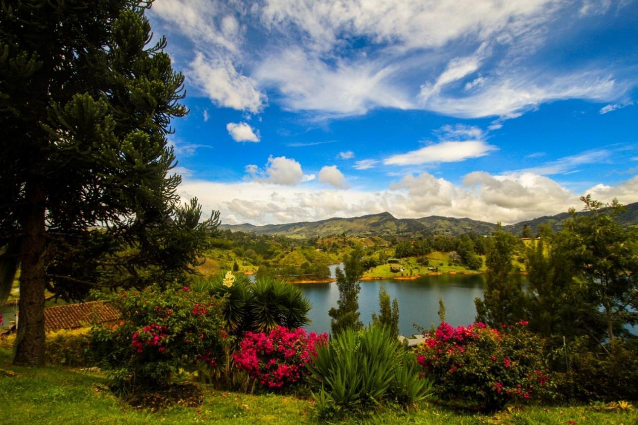 Happy Buddha Hostel & Lodge Guatape Bagian luar foto