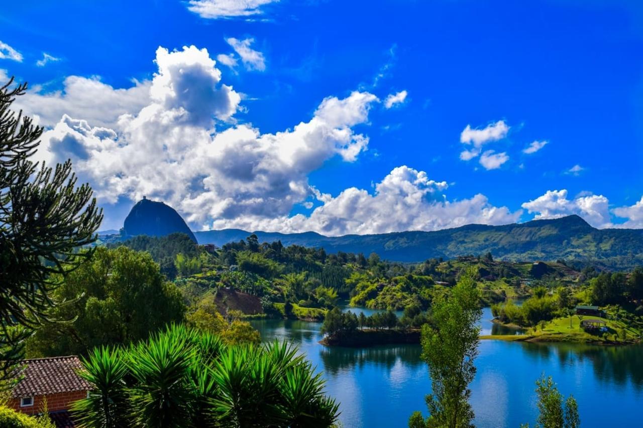 Happy Buddha Hostel & Lodge Guatape Bagian luar foto