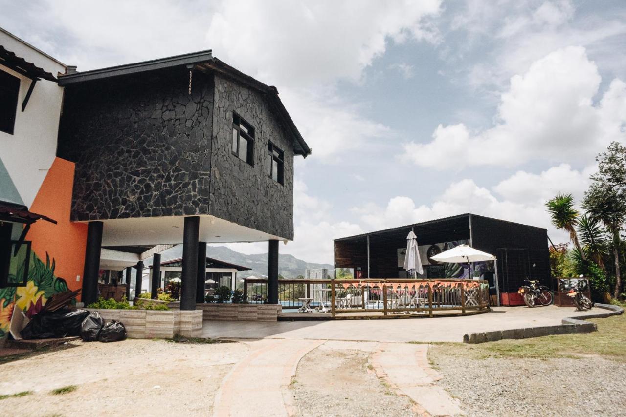 Happy Buddha Hostel & Lodge Guatape Bagian luar foto