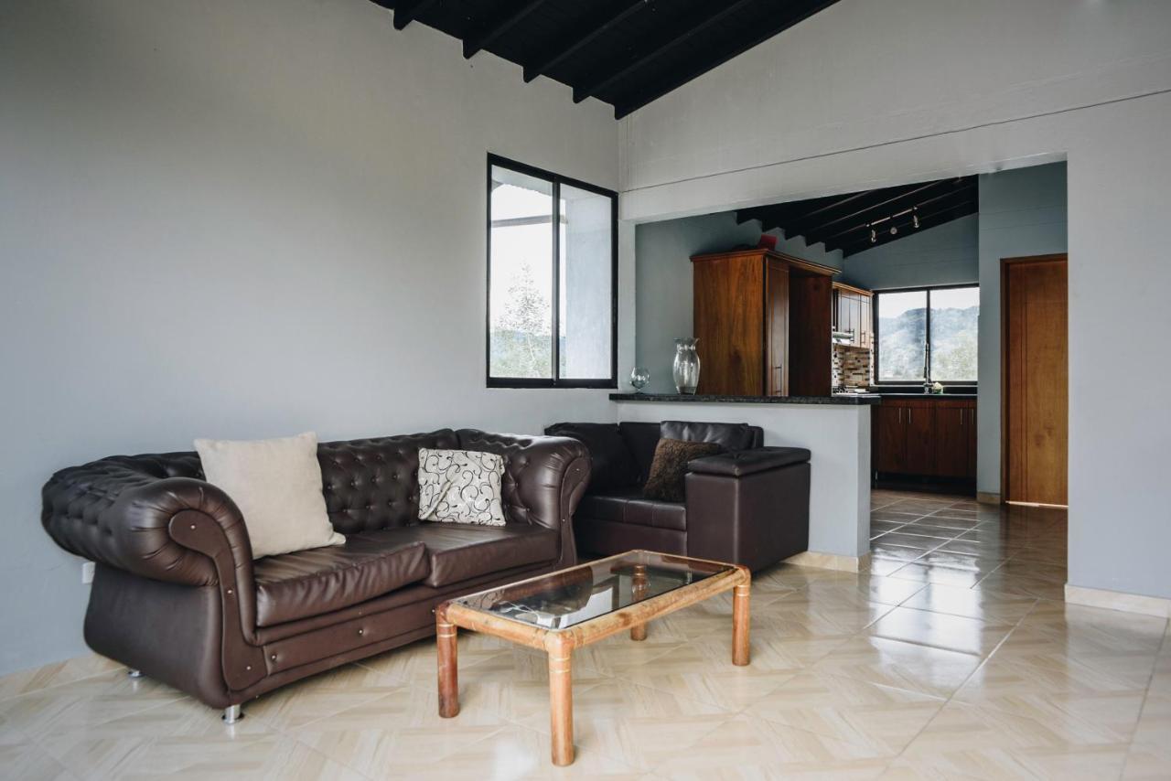 Happy Buddha Hostel & Lodge Guatape Bagian luar foto