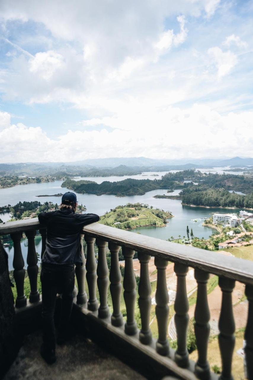 Happy Buddha Hostel & Lodge Guatape Bagian luar foto